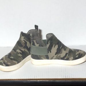 Soda camo booties ladies sz 7 green